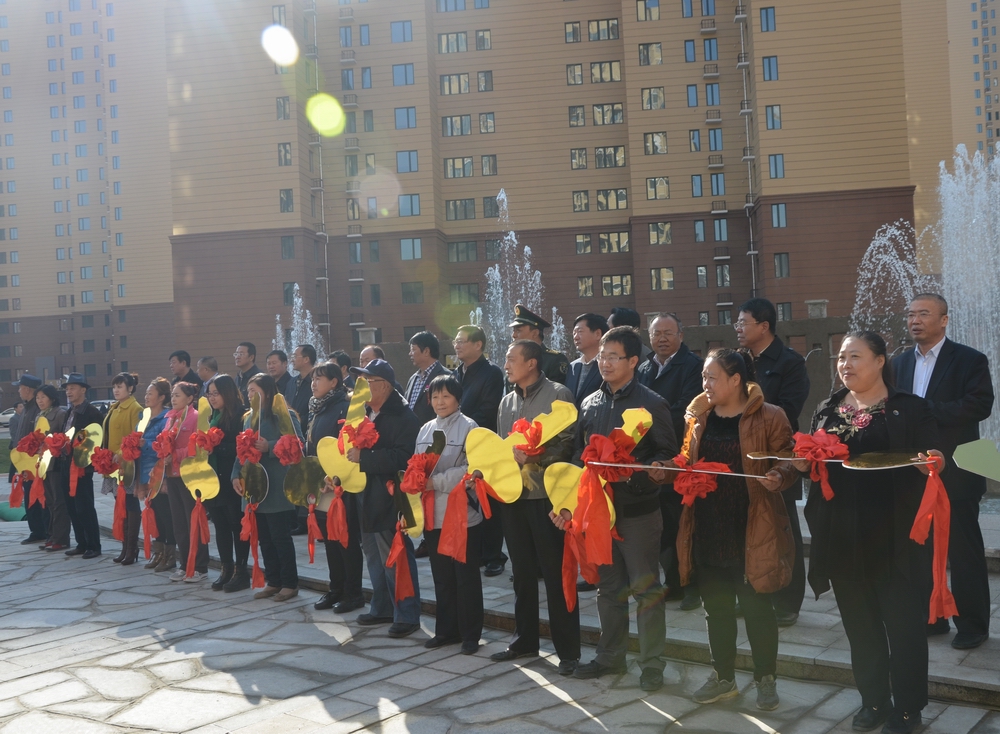 2013年10月25日，城發(fā)公司承建的呼市首個(gè)公租房小區——康居家園公租房交付使用。申請到公租房的百姓代表領(lǐng)了鑰匙。.JPG