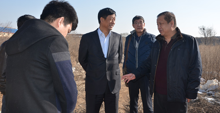 實(shí)地察看車(chē)站北街的斷頭路。.jpg